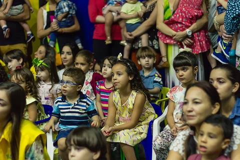 Menina vendo apresentação do grupo Joy na Igreja Missão Praia da Costa pelo fotógrafo Douglas Maia'