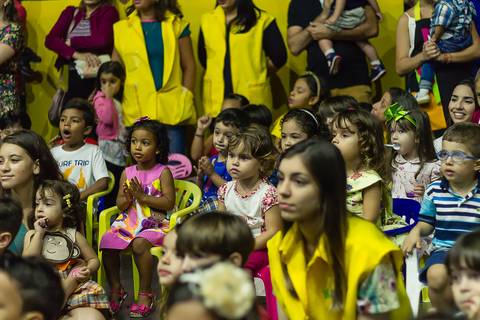 Crianças super felizes na apresentação do grupo Joy na Igreja Missão Praia da Costa pelo fotógrafo Douglas Maia'
