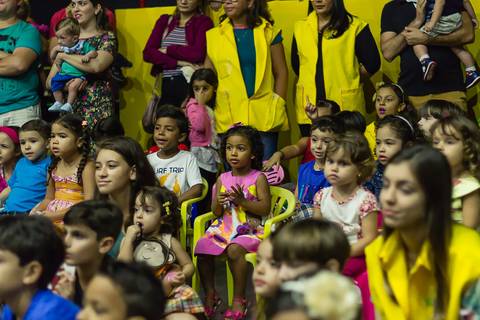 Menina feliz na apresentação do grupo Joy na Igreja Missão Praia da Costa pelo fotógrafo Douglas Maia'
