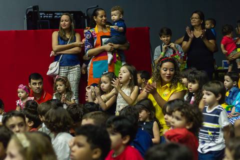 Crianças felizes com grupo Joy na Igreja Missão Praia da Costa pelo fotógrafo Douglas Maia'