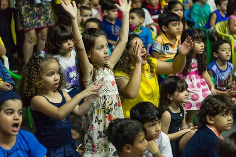 Crianças se divertem com grupo Joy na Igreja Missão Praia da Costa pelo fotógrafo Douglas Maia'