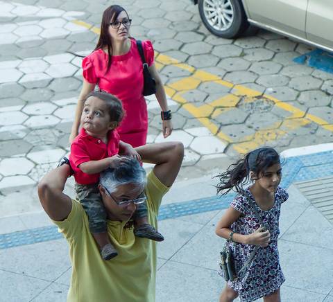 Família chegando para o culto na Igreja Missão Praia da Costa pelo fotógrafo Douglas Maia'