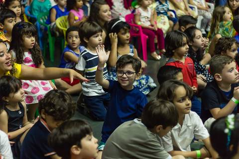 Menino feliz assistindo grupo Joy na Igreja Missão Praia da Costa pelo fotógrafo Douglas Maia'
