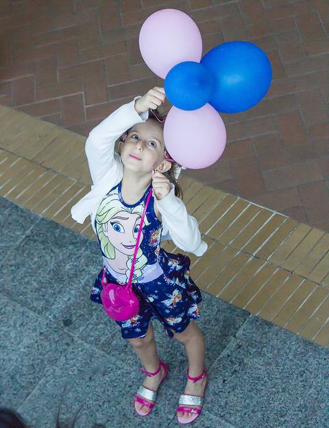 Menina feliz na Igreja Missão Praia da Costa pelo fotógrafo Douglas Maia'