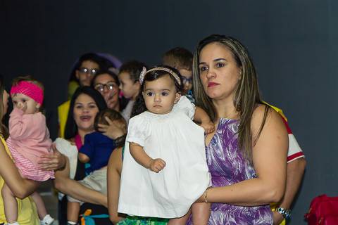 Mãe e filha na apresentação do Grupo Joy na Igreja Missão Praia da Costa pelo fotógrafo Douglas Maia'