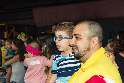 Pai e filho na apresentação do Grupo Joy na Igreja Missão Praia da Costa pelo fotógrafo Douglas Maia'