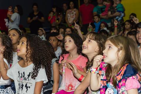 Crianças se divertem com Grupo Joy na Igreja Missão Praia da Costa pelo fotógrafo Douglas Maia'