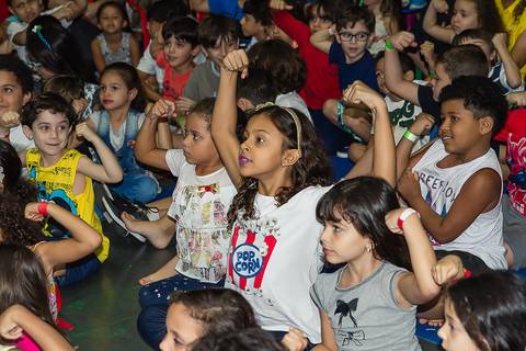 Crianças participam das brincadeiras na Igreja Missão Praia da Costa pelo fotógrafo Douglas Maia'