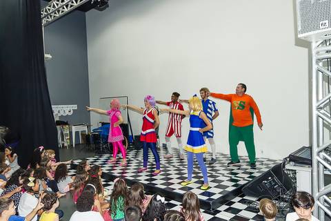 Coreografia Grupo Joy na Igreja Missão Praia da Costa pelo fotógrafo Douglas Maia'