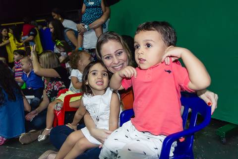 Crianças sorriem para a foto na Igreja Missão Praia da Costa pelo fotógrafo Douglas Maia'