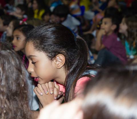 Menina orando na Igreja Missão Praia da Costa pelo fotógrafo Douglas Maia'