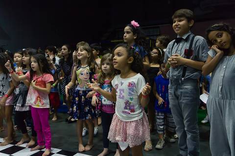 Crianças super felizes na Igreja Missão Praia da Costa pelo fotógrafo Douglas Maia'
