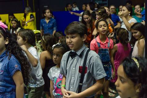 Menino na apresentação do Grupo Joy na Igreja Missão Praia da Costa pelo fotógrafo Douglas Maia'