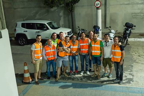 Voluntários do estacionamento Igreja Missão Praia da Costa pelo fotógrafo Douglas Maia'