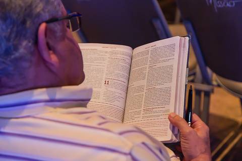 Leitura da Bíblia na Igreja Missão Praia da Costa pelo fotógrafo Douglas Maia'