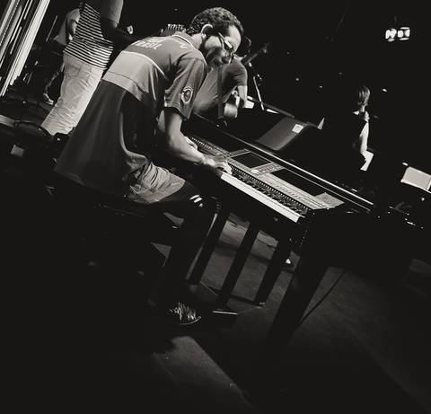 Louvando a Deus com piano na Igreja Missão Praia da Costa pelo fotógrafo Douglas Maia'