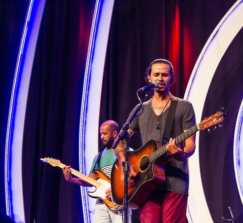 Tocando violão para o Senhor na Igreja Missão Praia da Costa pelo fotógrafo Douglas Maia'