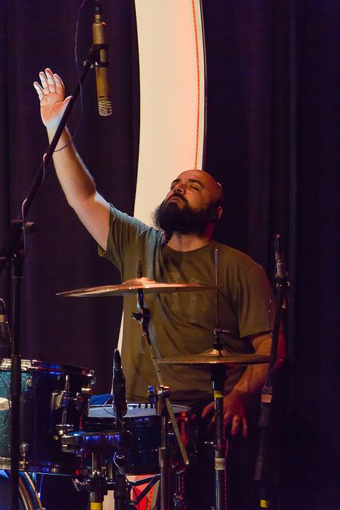 Baterista louvando a Deus na Igreja Missão Praia da Costa pelo fotógrafo Douglas Maia'