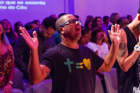 Homem louva a Deus na Igreja Missão Praia da Costa pelo fotógrafo Douglas Maia'