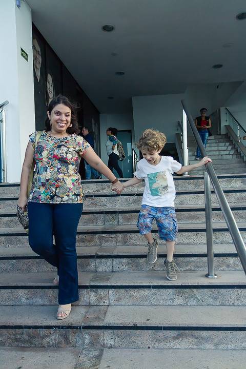 Mãe e filho na Igreja Missão Praia da Costa pelo fotógrafo Douglas Maia'