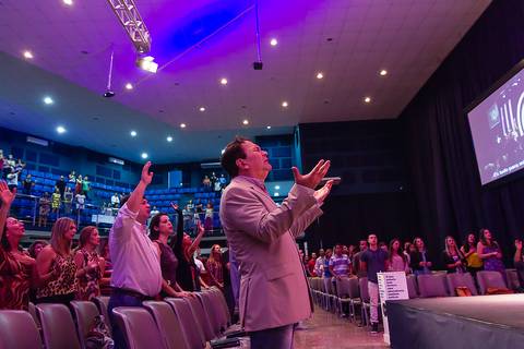Pastor Simonton louvando a Deus na Igreja Missão Praia da Costa pelo fotógrafo Douglas Maia'