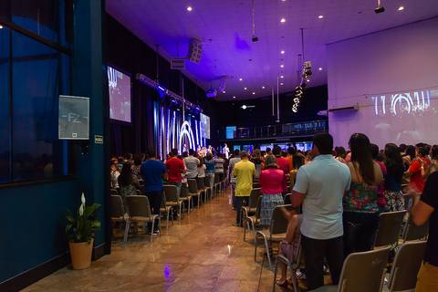 Fieis na Igreja Missão Praia da Costa pelo fotógrafo Douglas Maia'