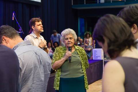 Oração pelos professores na Igreja Missão Praia da Costa pelo fotógrafo Douglas Maia'