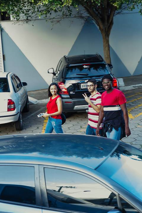 Pessoas chegando a Igreja Missão Praia da Costa pelo fotógrafo Douglas Maia'