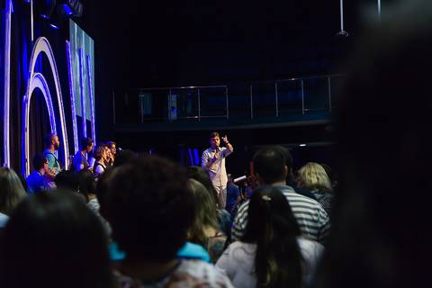 Pastor pregando na Igreja Missão Praia da Costa pelo fotógrafo Douglas Maia'