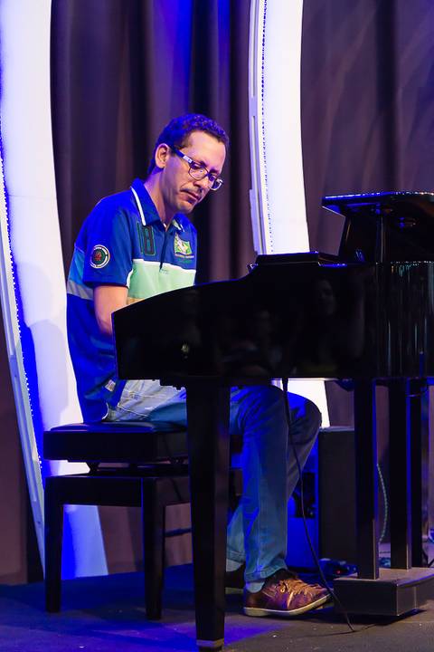 Mais louvor com o piano na Igreja Missão Praia da Costa pelo fotógrafo Douglas Maia'