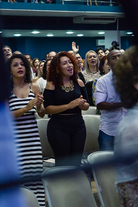 Mulheres louvando a Deus na Igreja Missão Praia da Costa pelo fotógrafo Douglas Maia'