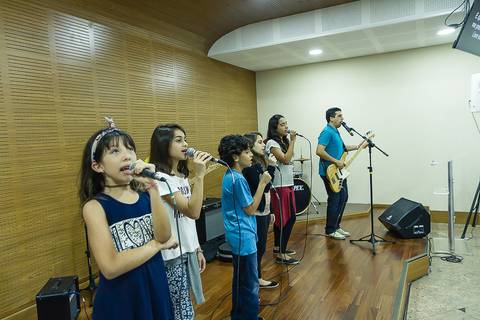 Crianças louvam a Deus na Igreja Missão Praia da Costa pelo fotógrafo Douglas Maia'