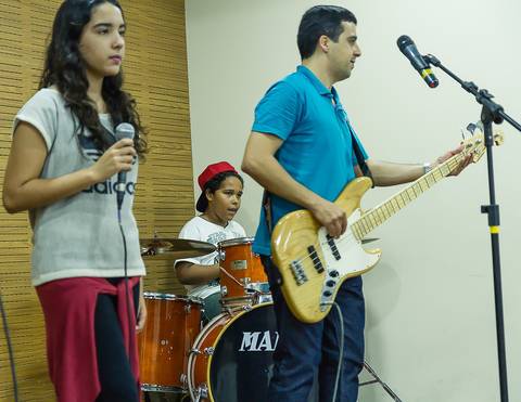 Menino tocando bateria na Igreja Missão Praia da Costa pelo fotógrafo Douglas Maia'