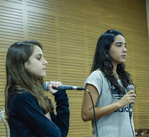 Meninas cantam para Deus na Igreja Missão Praia da Costa pelo fotógrafo Douglas Maia'