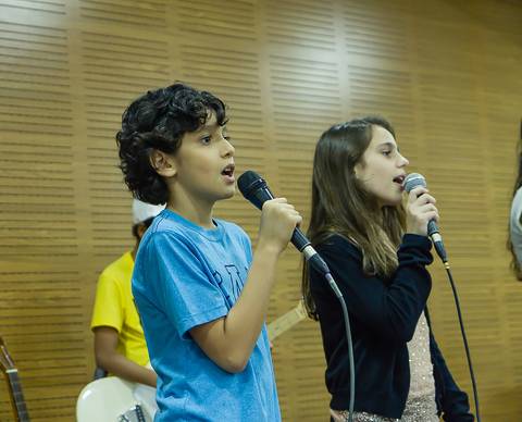 Crianças cantam para Deus na Igreja Missão Praia da Costa pelo fotógrafo Douglas Maia'