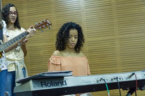 Menina toca teclado na Igreja Missão Praia da Costa pelo fotógrafo Douglas Maia'