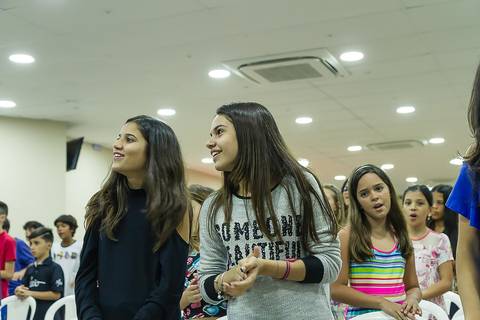 Garotas felizes na Igreja Missão Praia da Costa pelo fotógrafo Douglas Maia'
