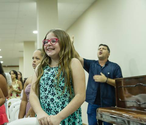 Menina feliz na Igreja Missão Praia da Costa pelo fotógrafo Douglas Maia'
