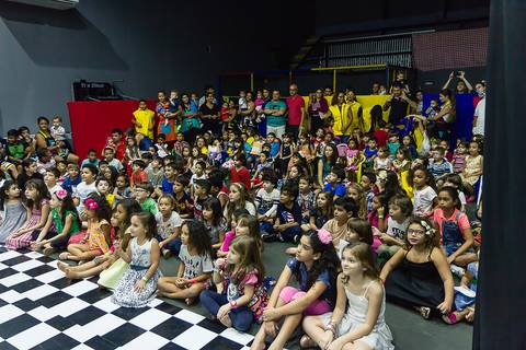 Crianças reunidas para ver o Grupo Joy na Igreja Missão Praia da Costa pelo fotógrafo Douglas Maia'