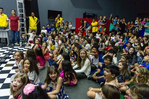 Crianças animadas para ver o Grupo Joy na Igreja Missão Praia da Costa pelo fotógrafo Douglas Maia'