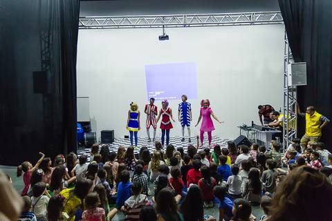 Grupo Joy na Igreja Missão Praia da Costa pelo fotógrafo Douglas Maia'