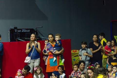 Crianças felizes assistindo o Grupo Joy na Igreja Missão Praia da Costa pelo fotógrafo Douglas Maia'