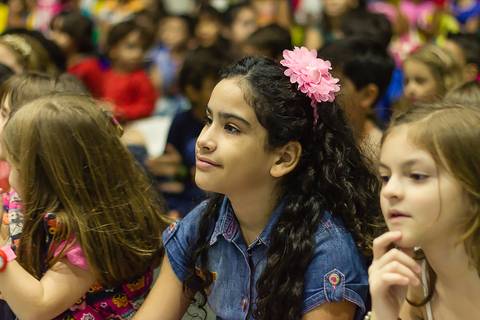 Menina feliz na apresentação do Grupo Joy na Igreja Missão Praia da Costa pelo fotógrafo Douglas Maia'