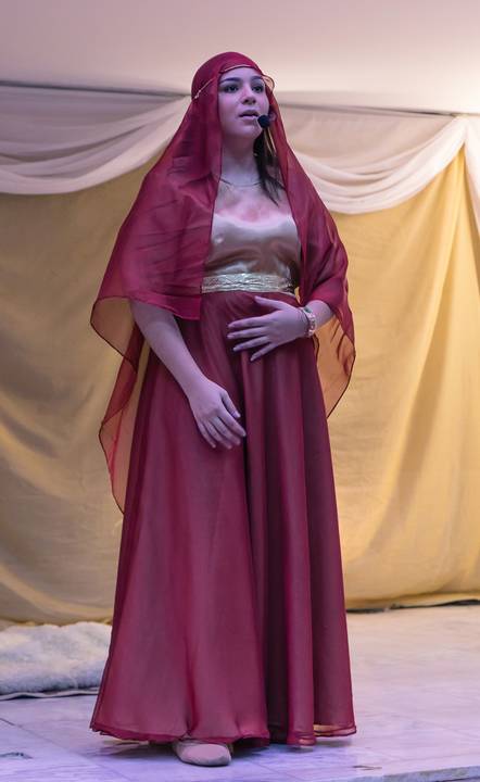 Maria canta com emoção Igreja Batista da Floresta pelo fotógrafo Douglas Maia'