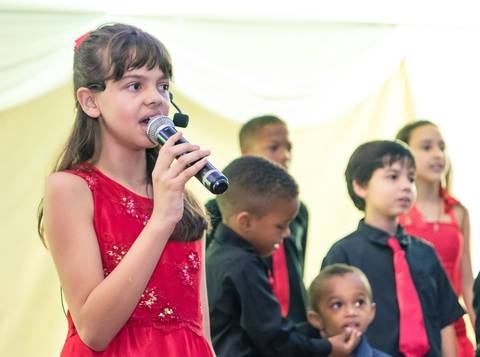 Melina cantando Igreja Batista da Floresta pelo fotógrafo Douglas Maia'