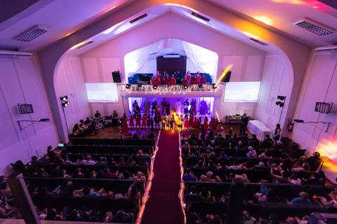 Elenco e coral cantando Igreja Batista da Floresta pelo fotógrafo Douglas Maia'