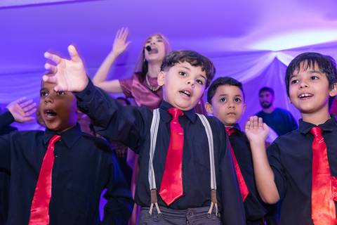 Meninos louvando a Deus na Igreja Batista da Floresta pelo fotógrafo Douglas Maia'