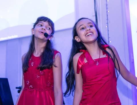Meninas felizes na Igreja Batista da Floresta pelo fotógrafo Douglas Maia'