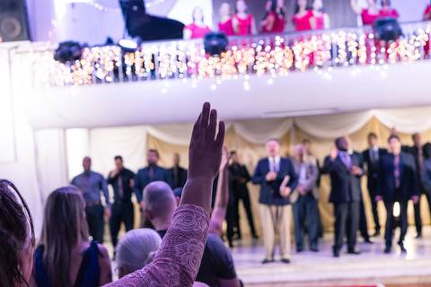 Mãos levantadas para adorar a Deus Igreja Batista da Floresta pelo fotógrafo Douglas Maia'