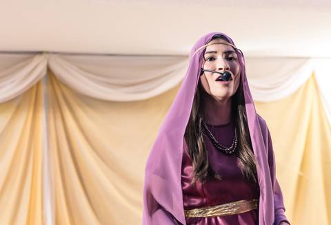 Júlia vestida de Hebreia Igreja Batista da Floresta pelo fotógrafo Douglas Maia'